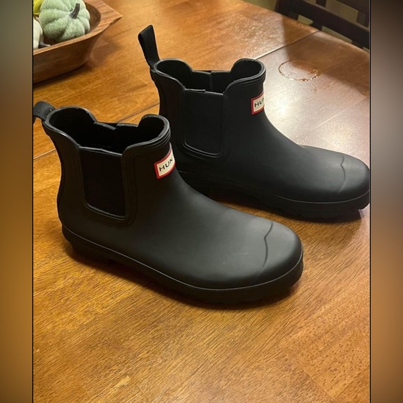 Black women’s Hunter rain boots! Worn a few times - Picture 2 of 6